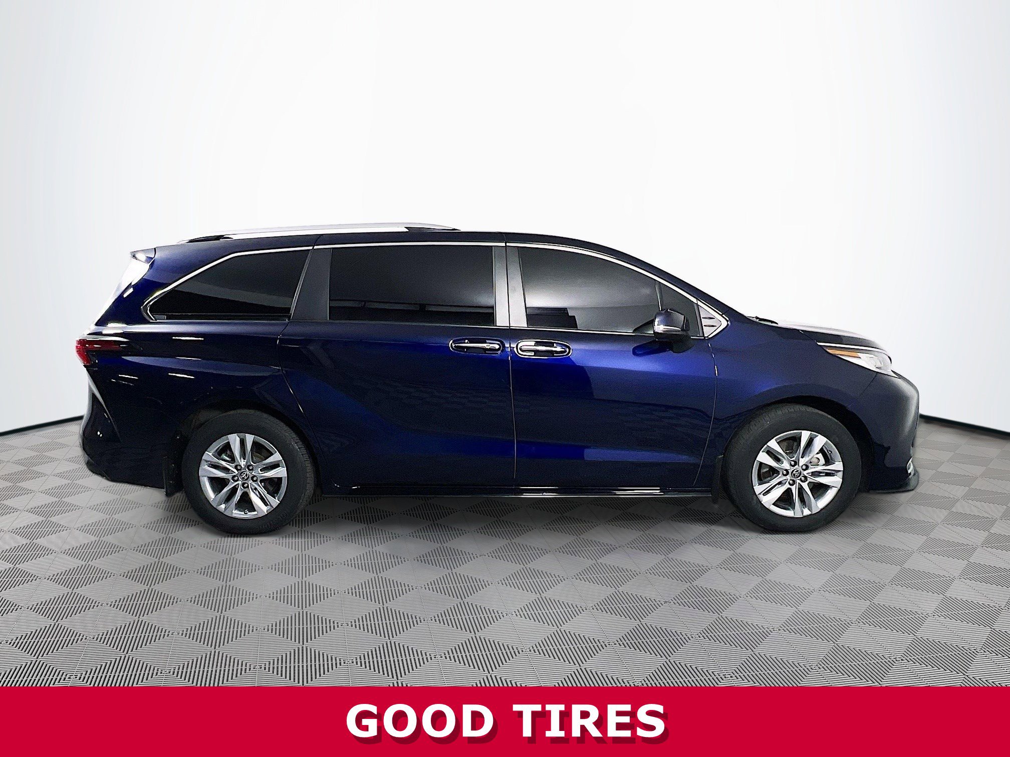 Used 2023 Toyota Sienna Limited image 36