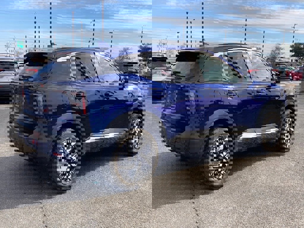 Used 2025 Nissan Kicks SV image 4