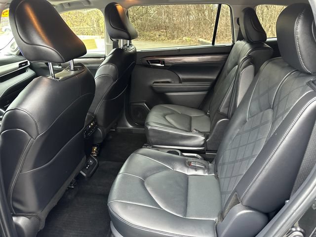 Certified 2025 Toyota Highlander Platinum AWD/4WD image 18