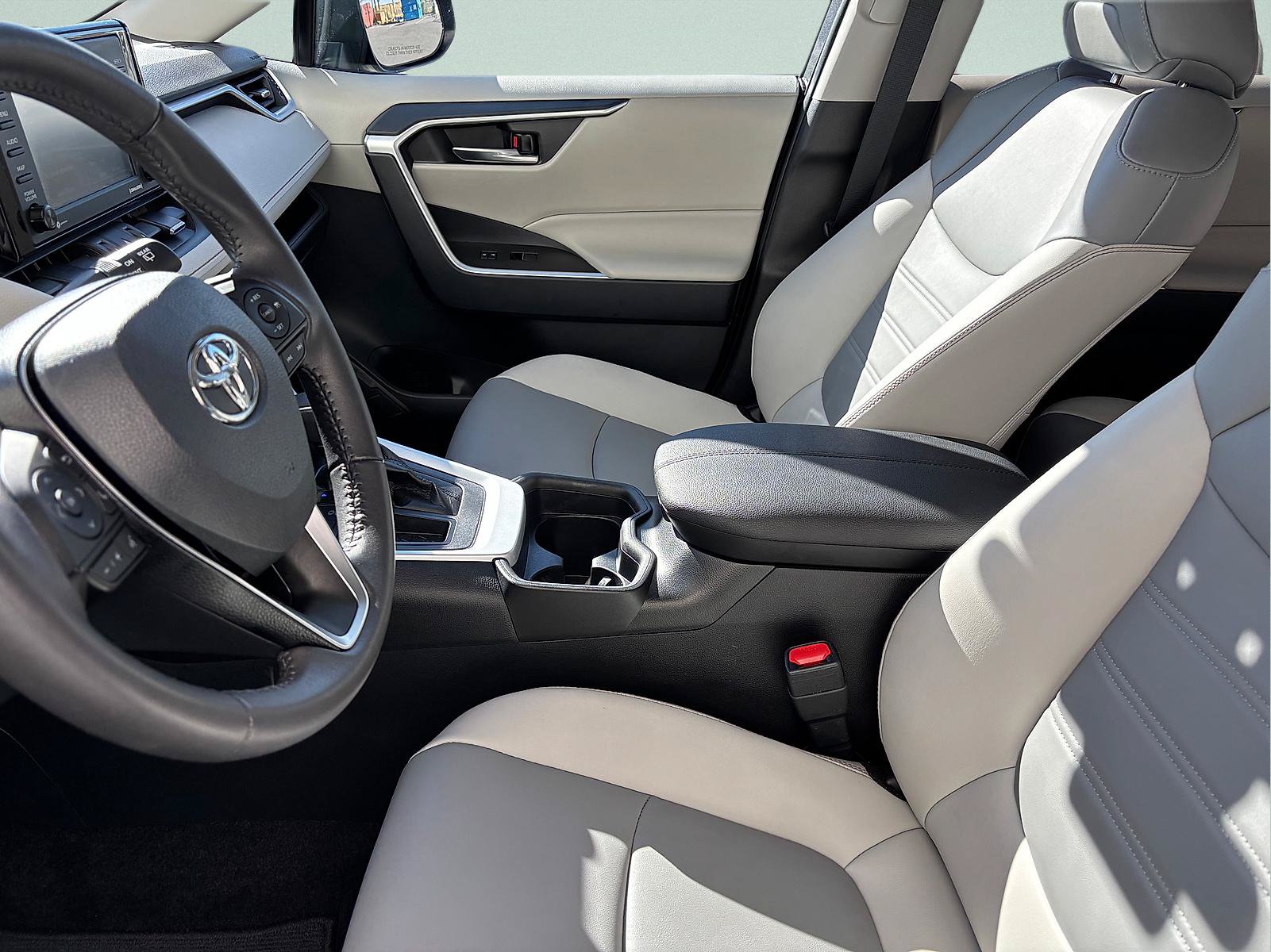Used 2021 Toyota RAV4 XLE Premium w/ Carpet Mat Package (TMS) FWD image 16