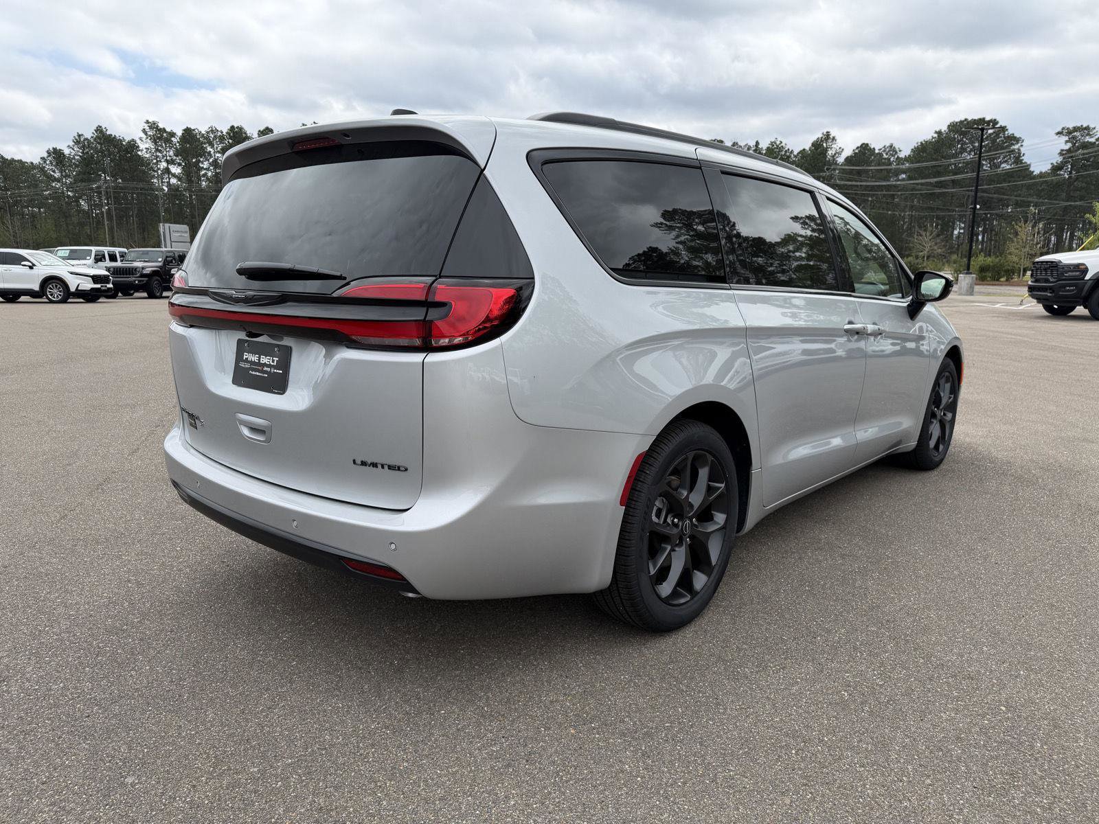 New 2026 Chrysler Pacifica Limited w/ S Appearance Package image 4
