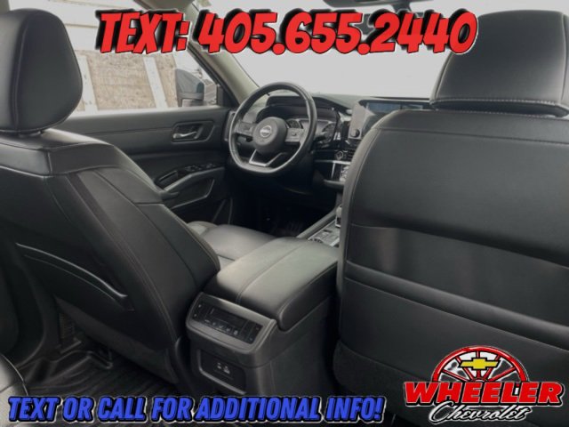 Used 2023 Nissan Pathfinder SL w/ Black Appearance Package image 11