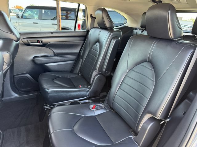 Used 2023 Toyota Highlander XLE FWD image 16