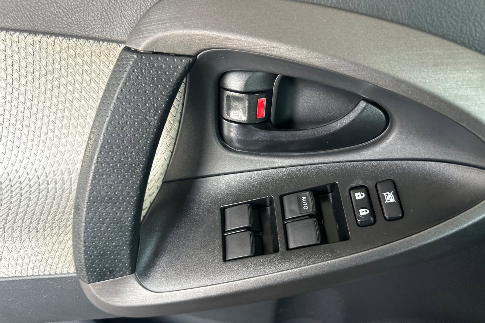 Used 2013 Toyota RAV4 EV FWD image 11