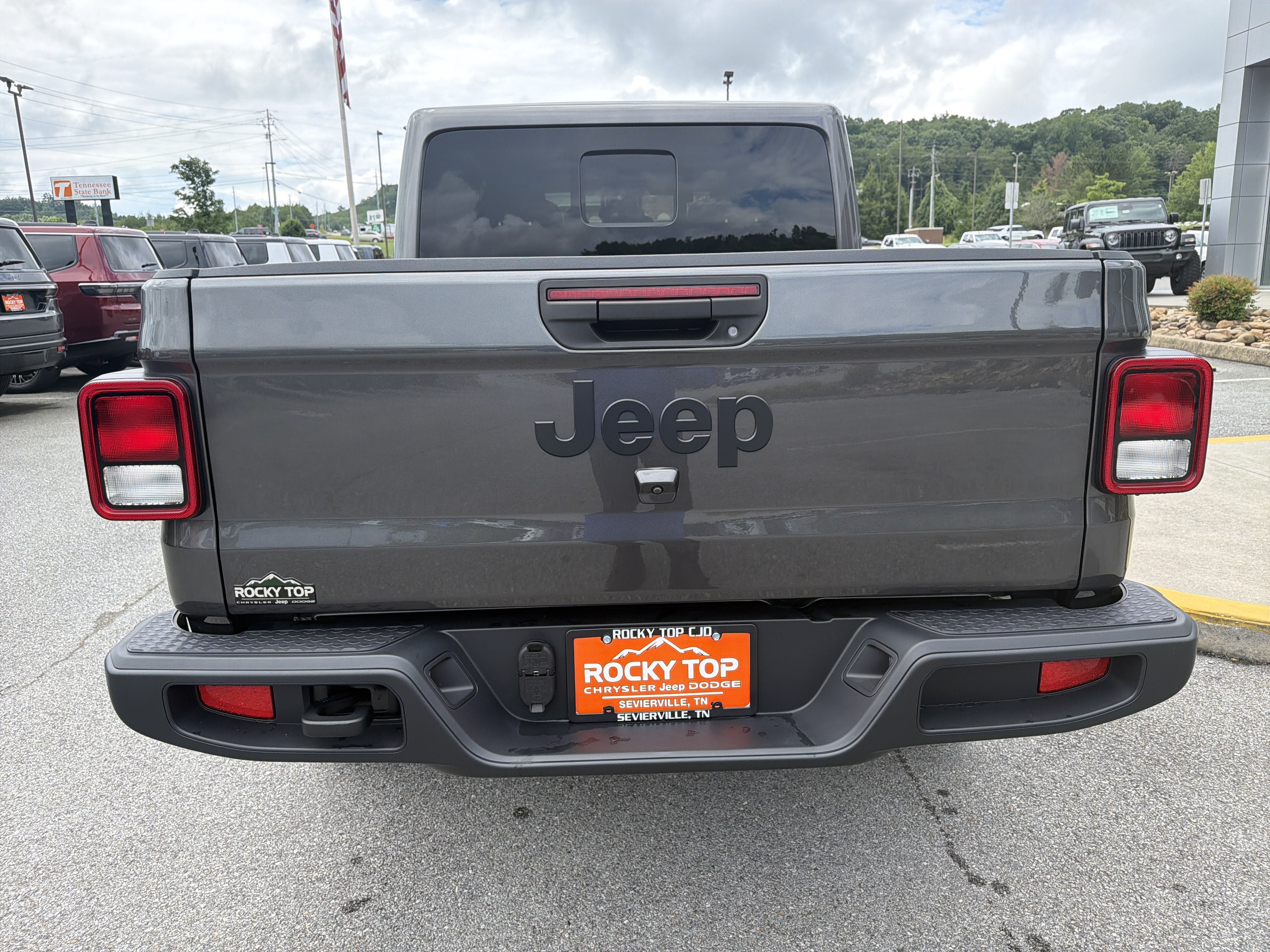 Used 2025 Jeep Gladiator Sport AWD/4WD image 9