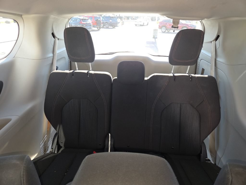 Used 2018 Chrysler Pacifica Touring w/ Tire & Wheel Group FWD image 12