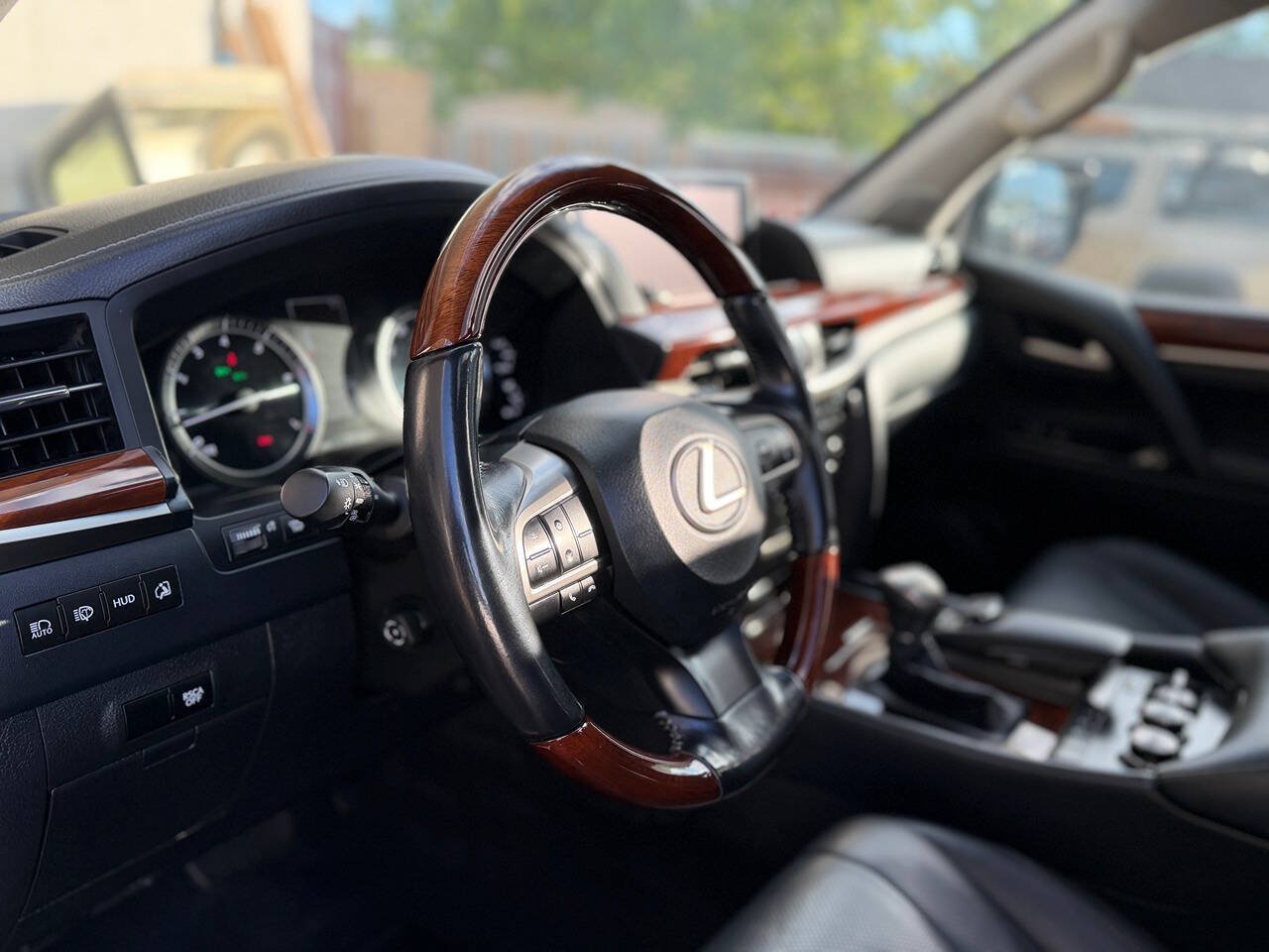 Used 2017 Lexus LX 570 4WD w/ Luxury Package image 54