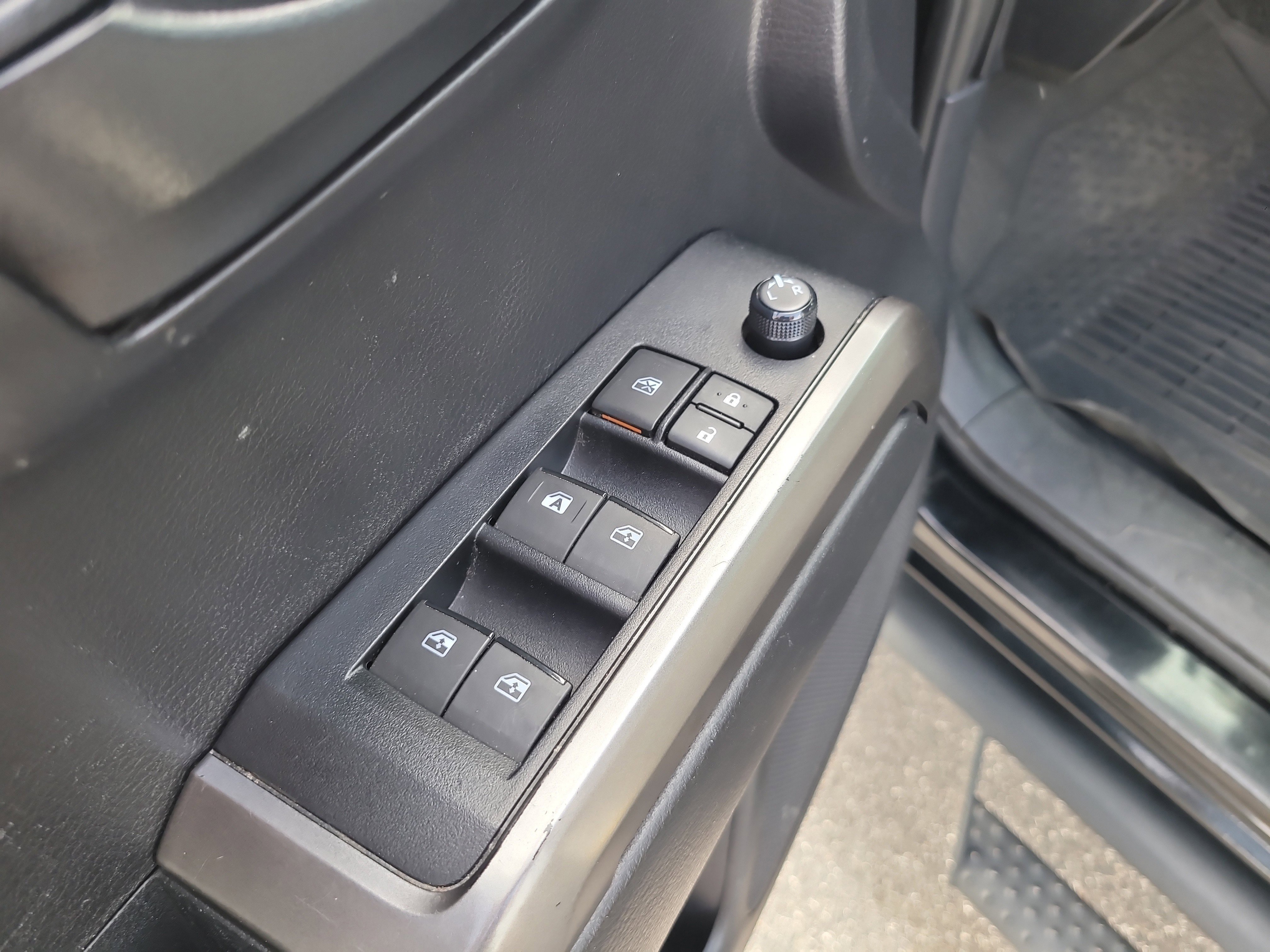 Used 2021 Toyota Tacoma SR5 AWD/4WD image 16