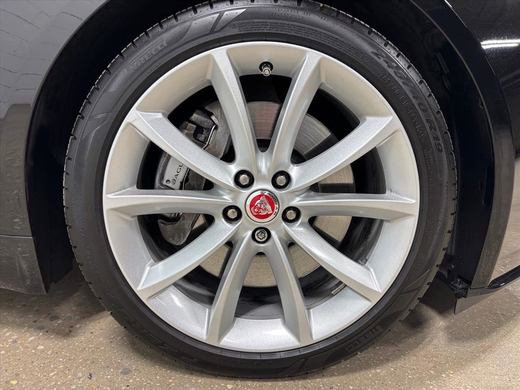 Used 2020 Jaguar F-TYPE Coupe image 11