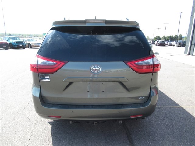 Used 2020 Toyota Sienna XLE Premium FWD image 3