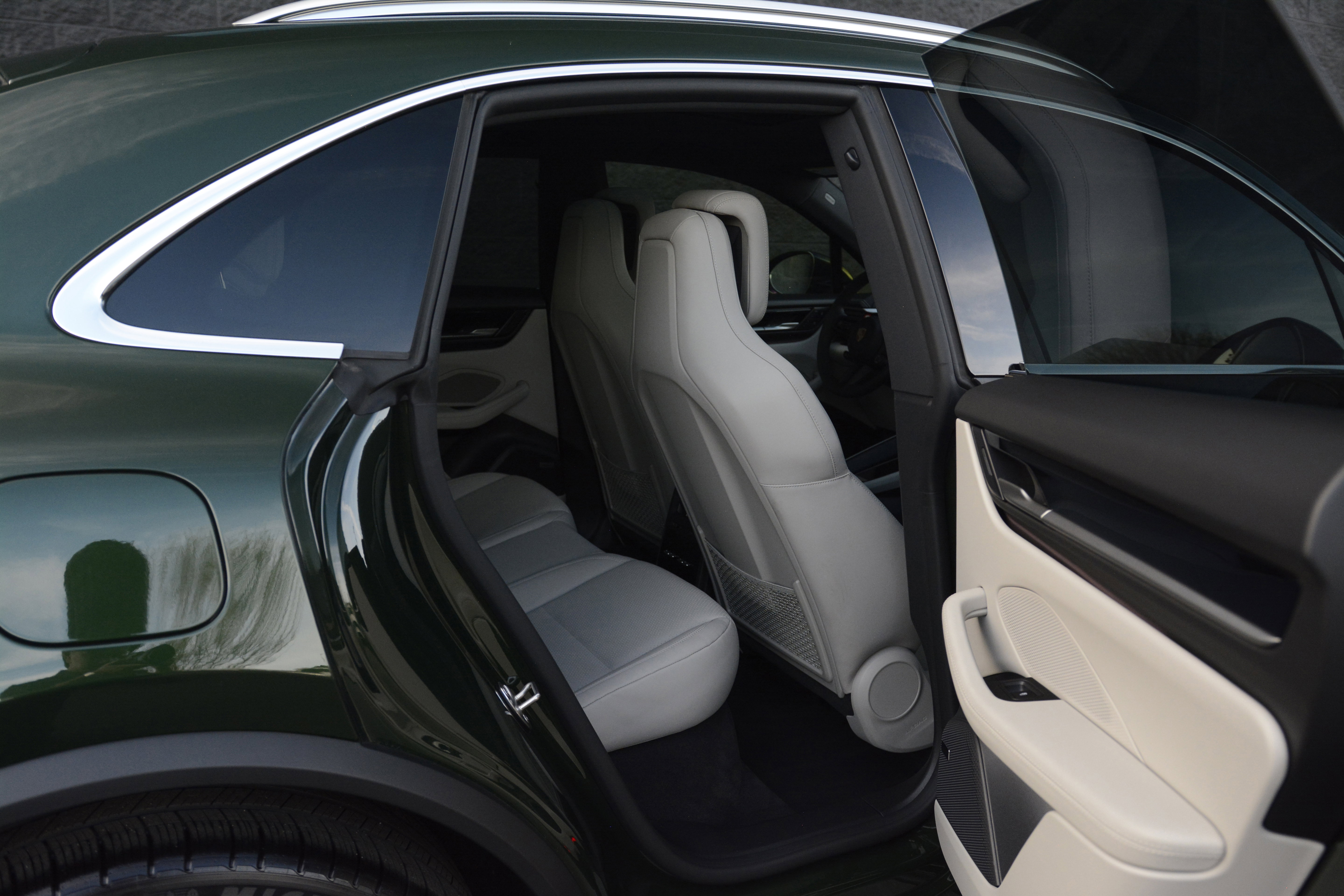 Certified 2025 Porsche Macan 4 Electric image 29