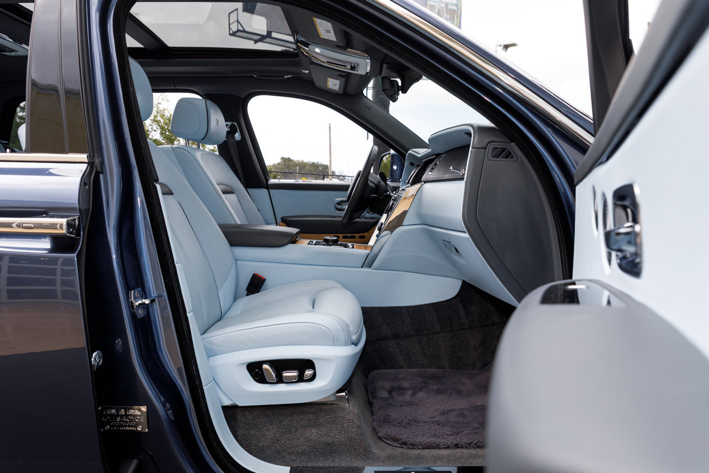 Certified 2019 Rolls-Royce Cullinan AWD/4WD image 36