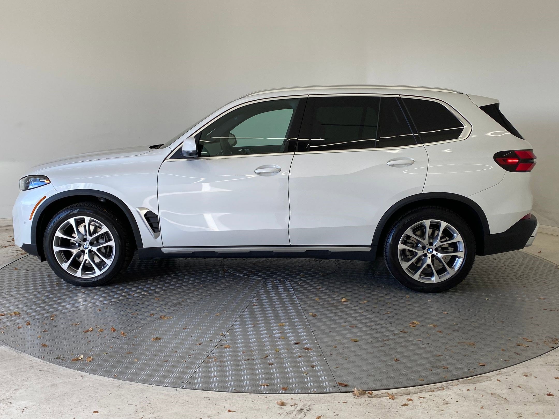 Used 2026 BMW X5 xDrive40i w/ Climate Comfort Package image 2