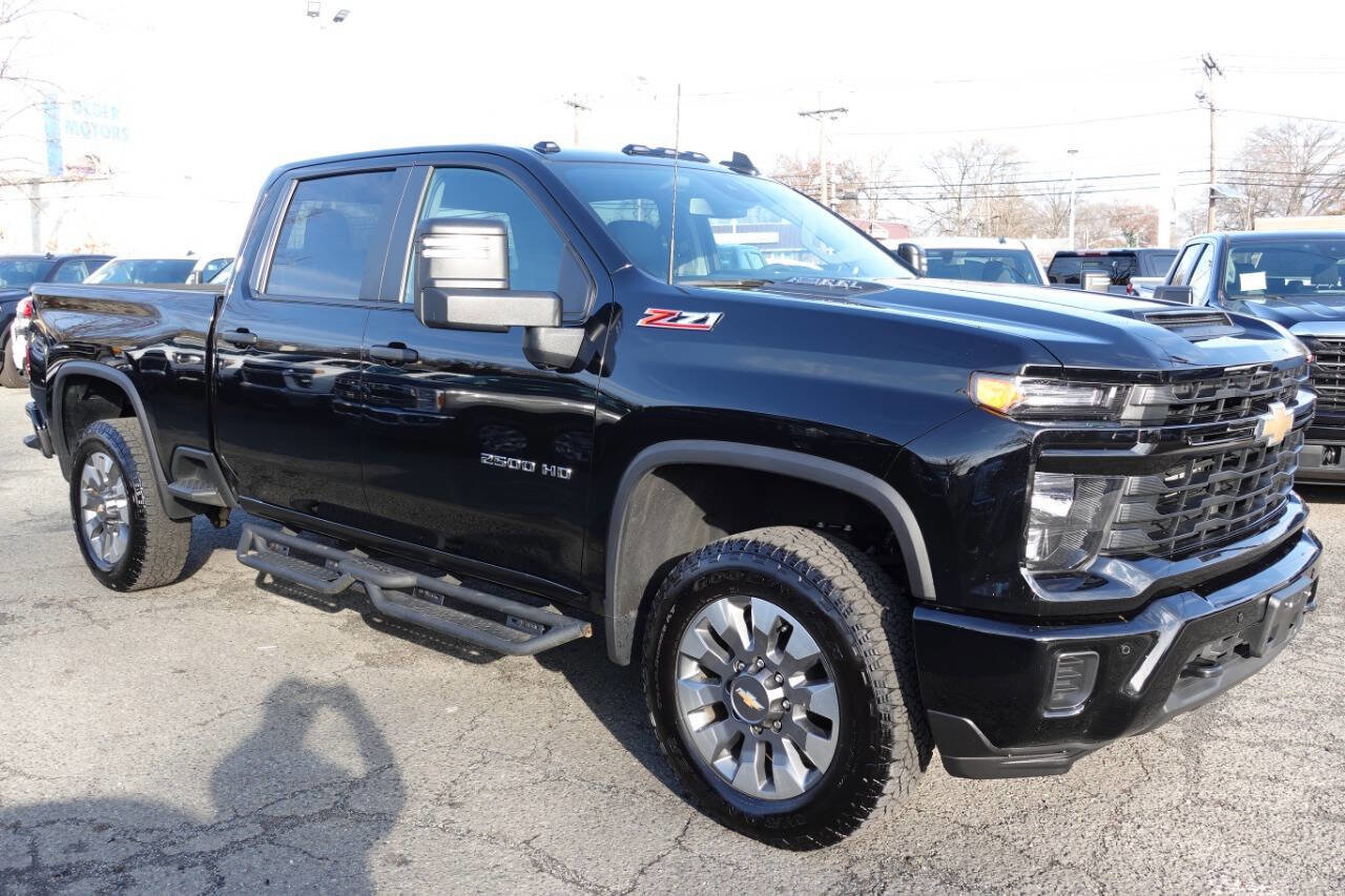 Used 2025 Chevrolet Silverado 2500 Custom w/ Custom Value Package image 4