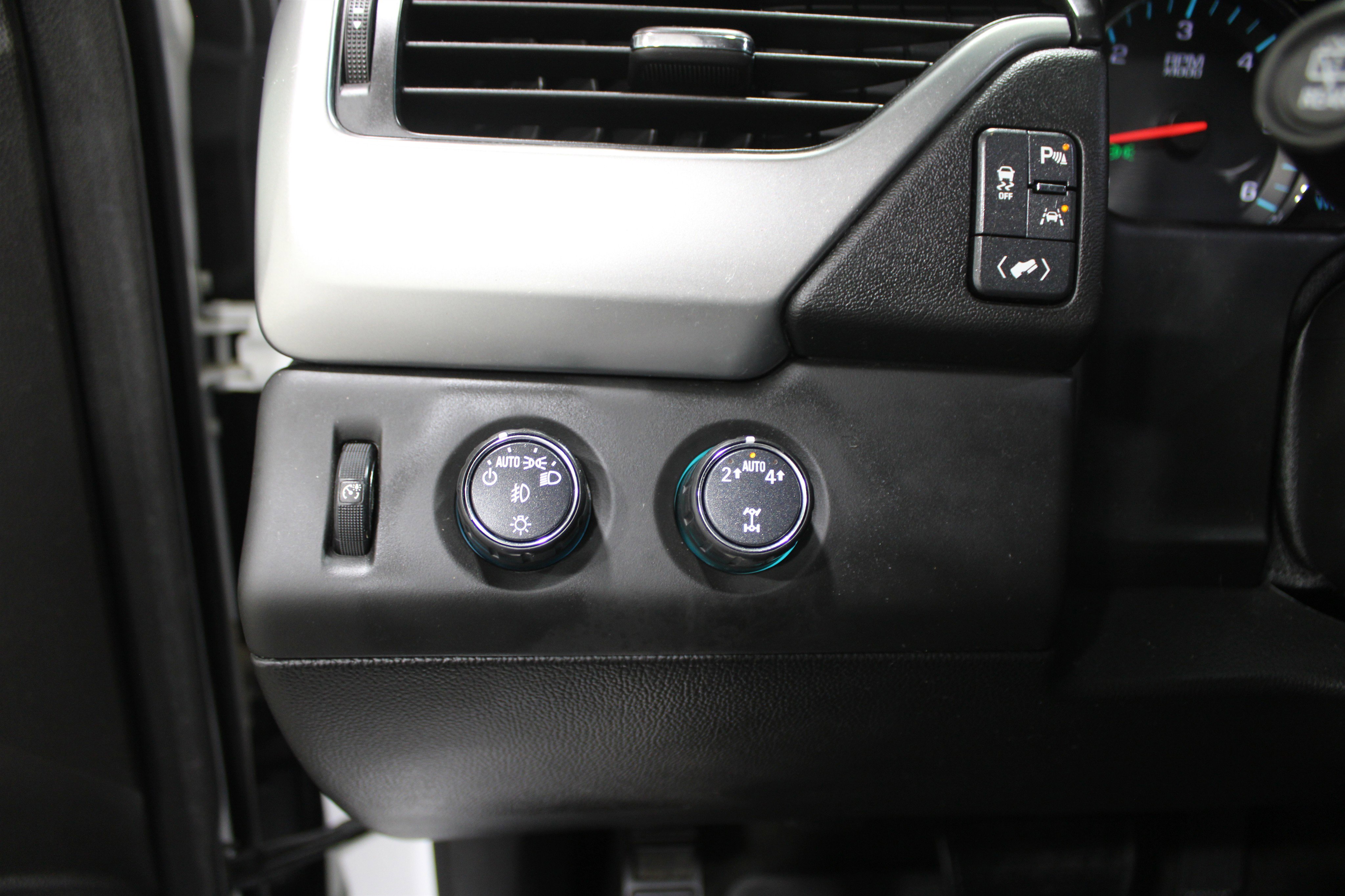 Used 2018 Chevrolet Suburban Premier image 9