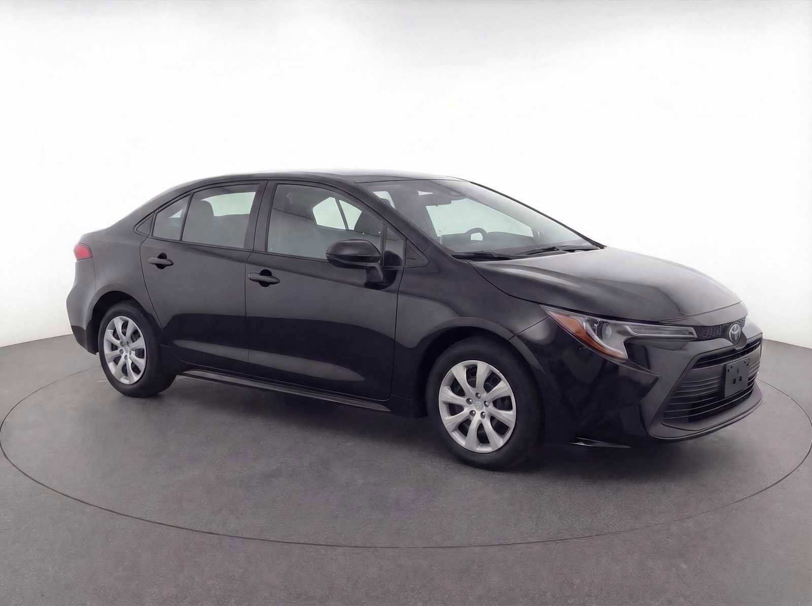 Used 2025 Toyota Corolla LE image 3