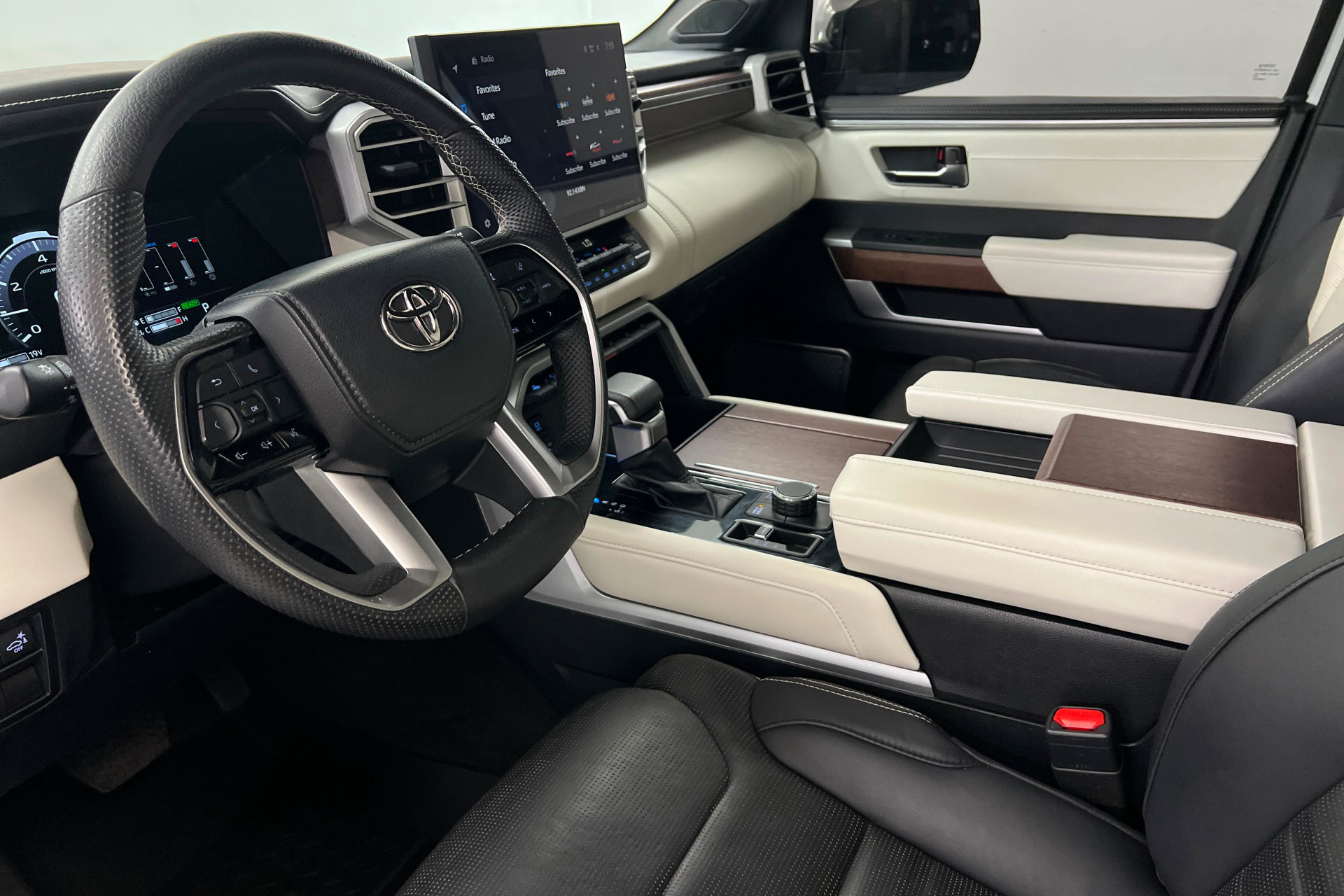 Used 2023 Toyota Sequoia Capstone AWD/4WD image 16