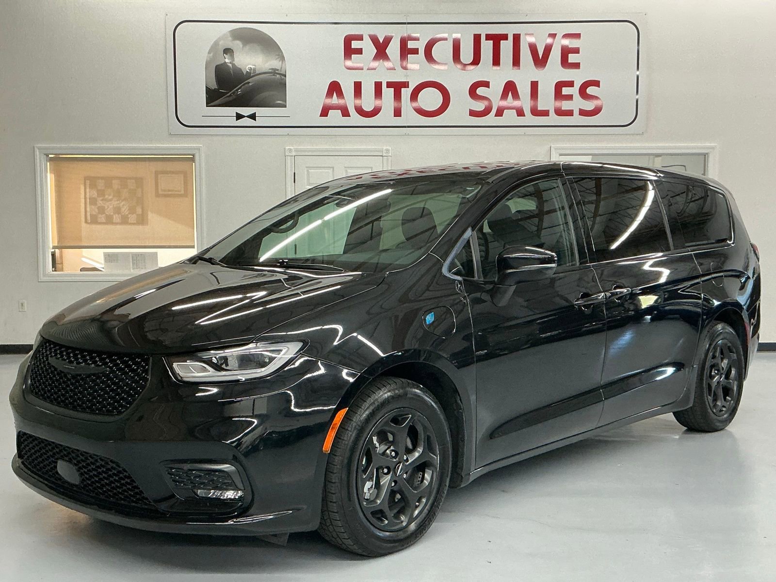 Used 2023 Chrysler Pacifica Touring-L w/ S Appearance Package image 1