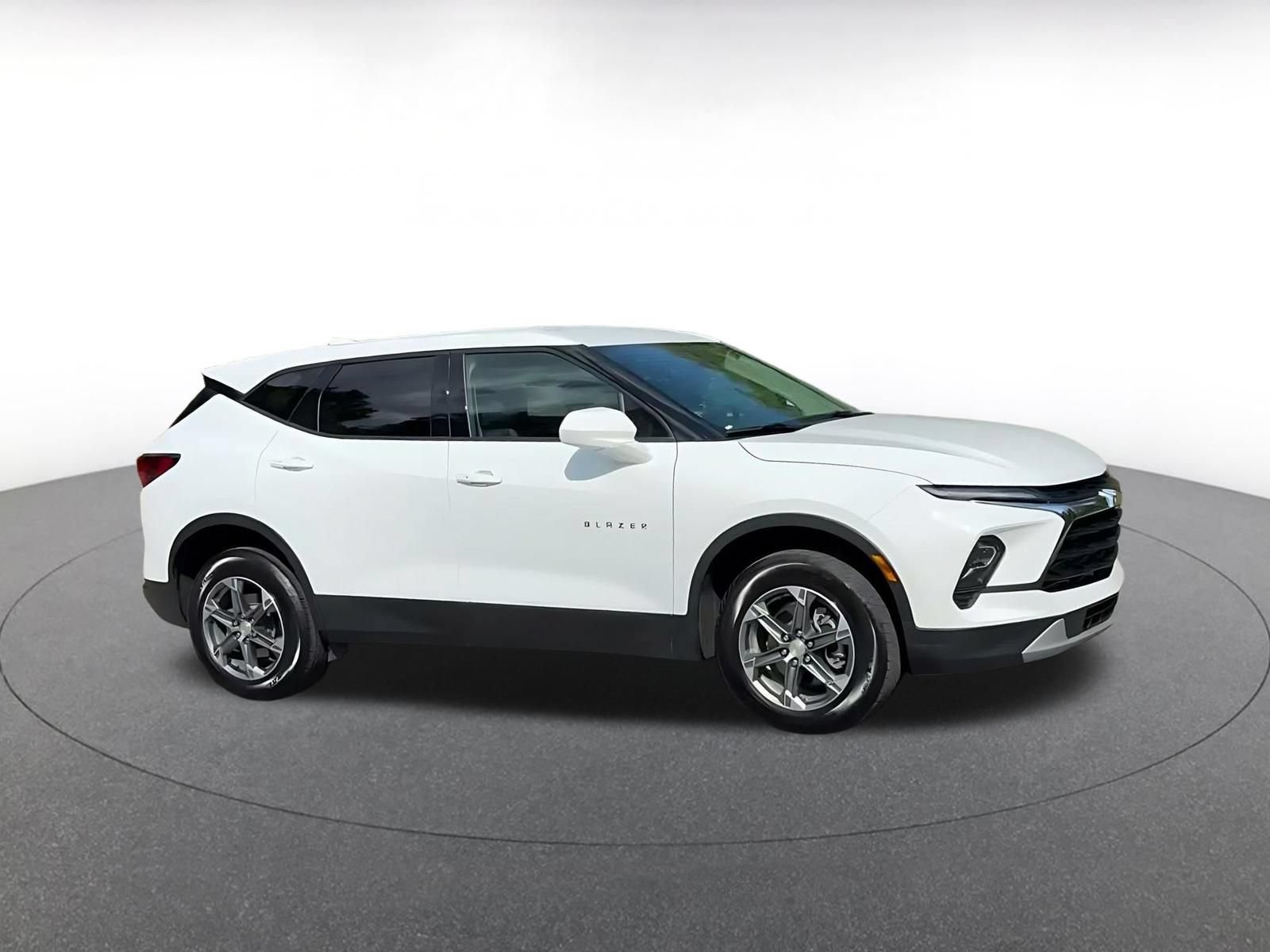 Used 2026 Chevrolet Blazer LT FWD image 2