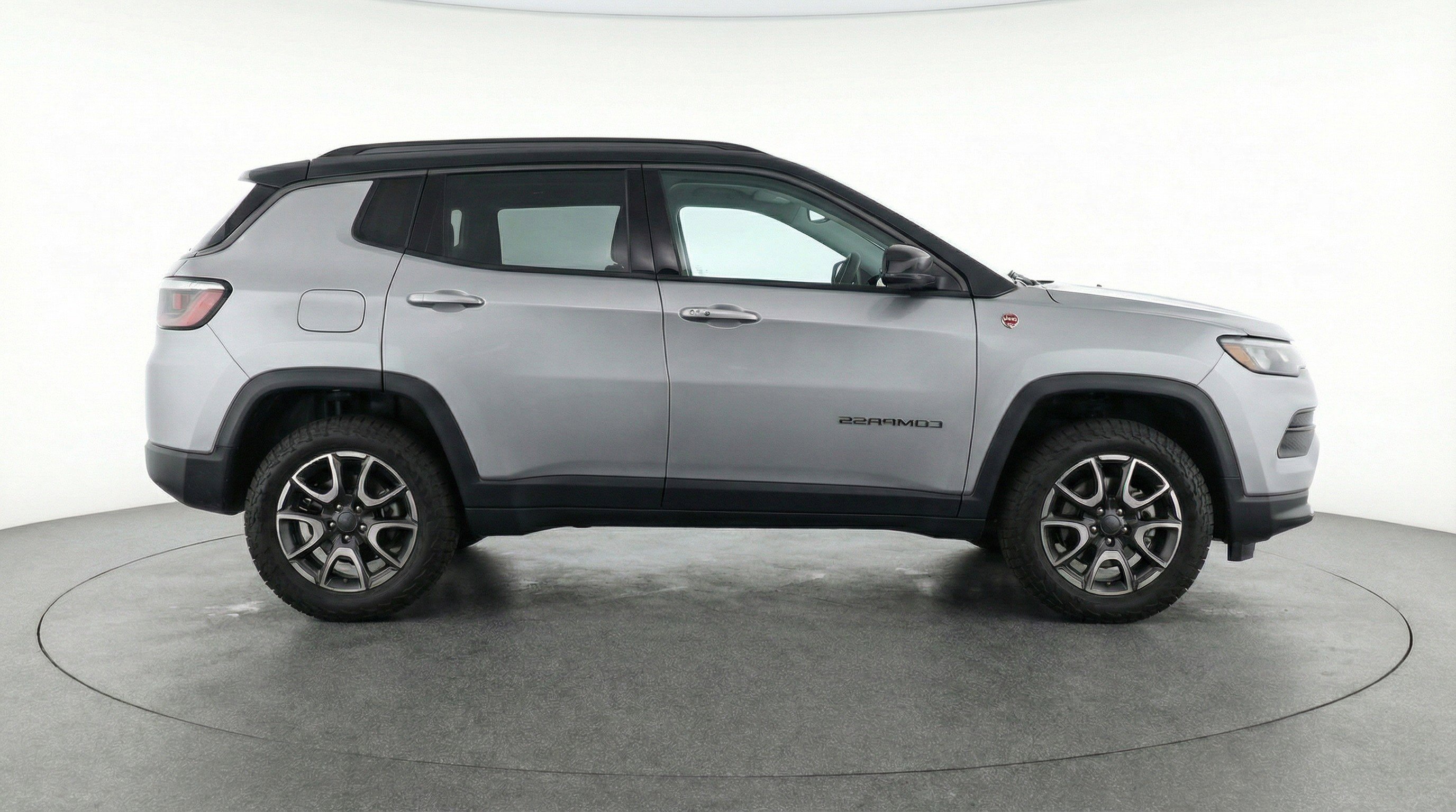 Used 2025 Jeep Compass Trailhawk AWD/4WD image 11