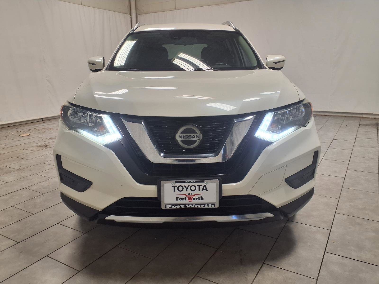 Used 2020 Nissan Rogue SV image 2
