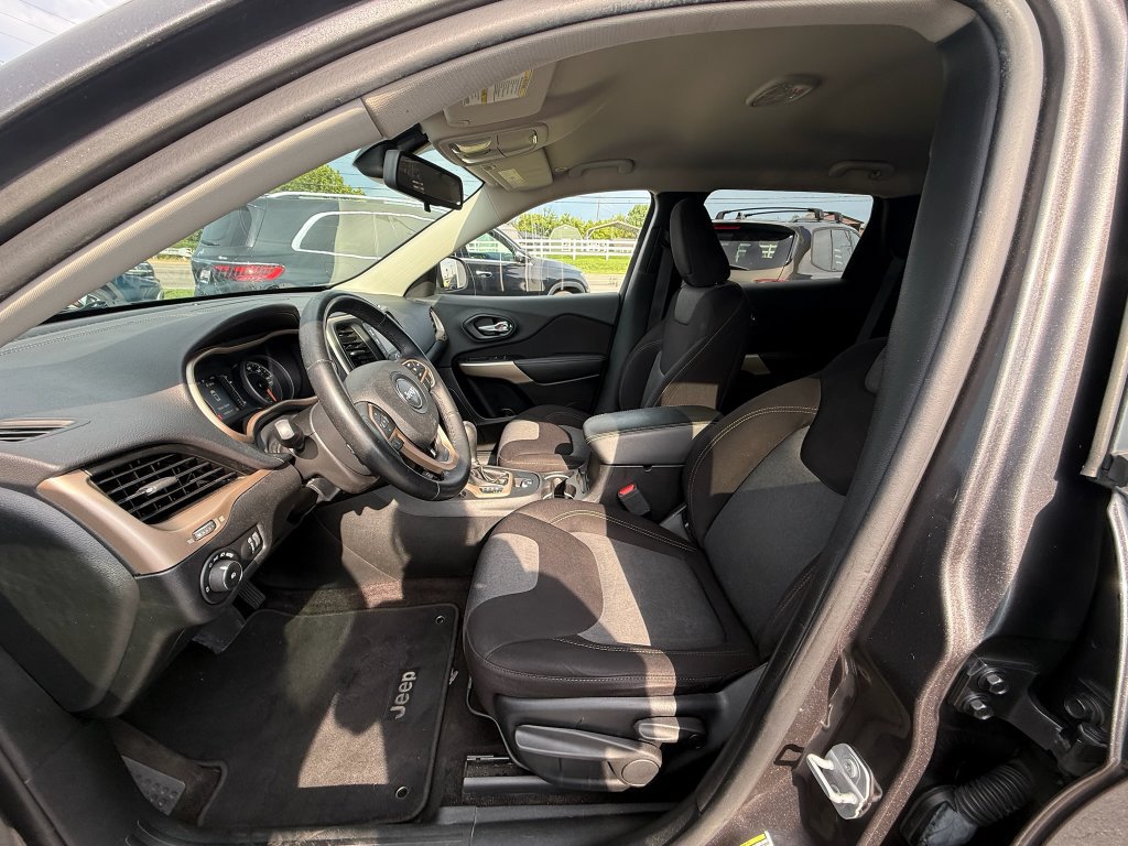 Used 2018 Jeep Cherokee Latitude w/ Altitude Package FWD image 12