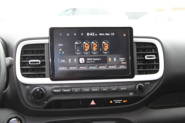 Used 2022 Hyundai Venue Limited image 12