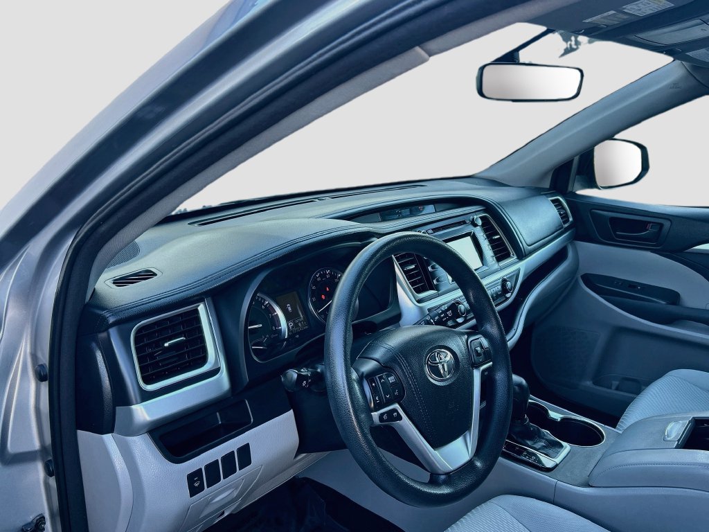 Used 2016 Toyota Highlander LE AWD/4WD image 9