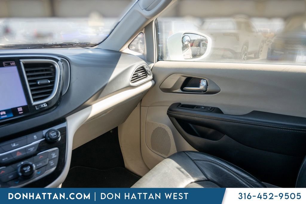 Used 2022 Chrysler Pacifica Touring-L image 14