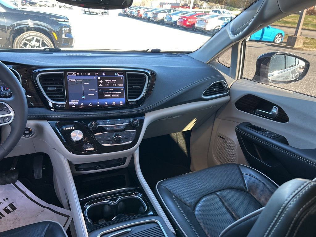 Used 2023 Chrysler Pacifica Limited w/ Uconnect Theater Family Group image 22