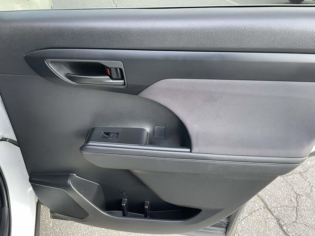 Used 2024 Toyota Highlander LE image 43