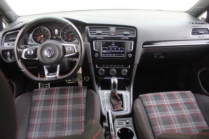 Used 2016 Volkswagen Golf S image 28