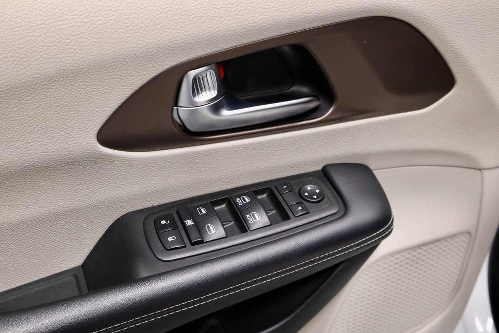 Used 2023 Chrysler Voyager LX image 24