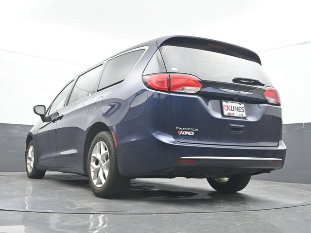 Used 2017 Chrysler Pacifica Touring Plus w/ Tire & Wheel Group FWD image 29
