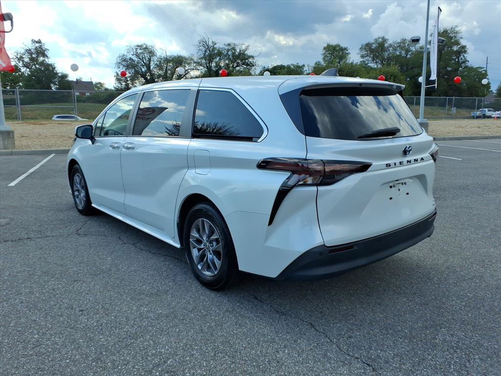 Certified 2023 Toyota Sienna XLE FWD image 7