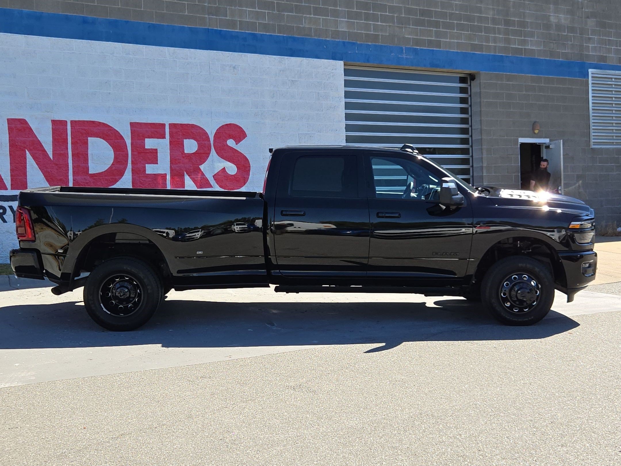 Used 2025 RAM 3500 Laramie AWD/4WD image 8