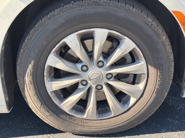 Used 2017 Chrysler Pacifica Touring-L FWD image 12