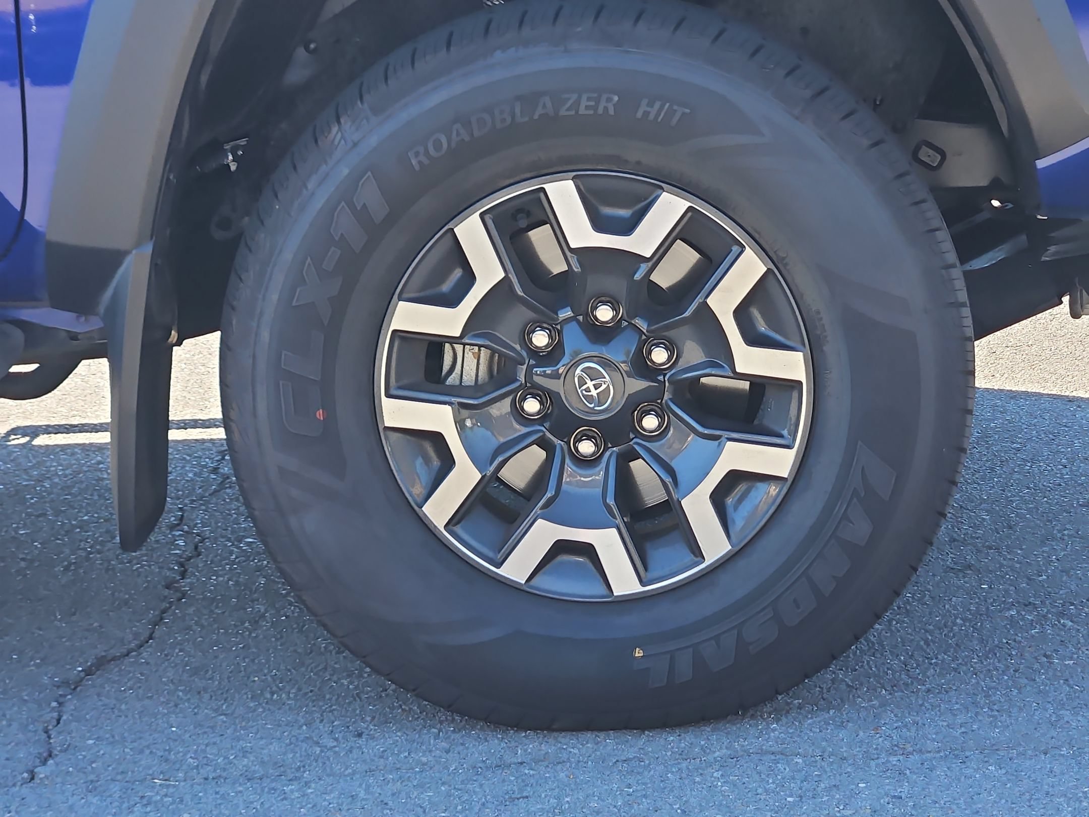 Used 2023 Toyota Tacoma TRD Off-Road w/ Technology Package AWD/4WD image 17