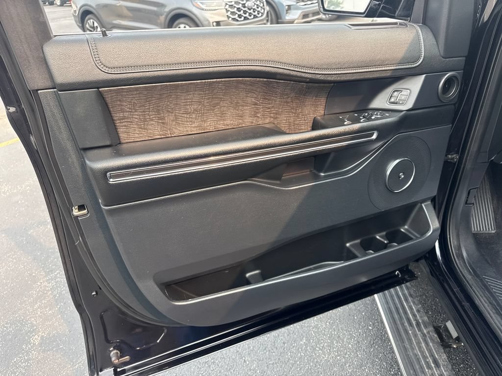 Used 2019 Ford Expedition Limited w/ Equipment Group 301A RWD image 16