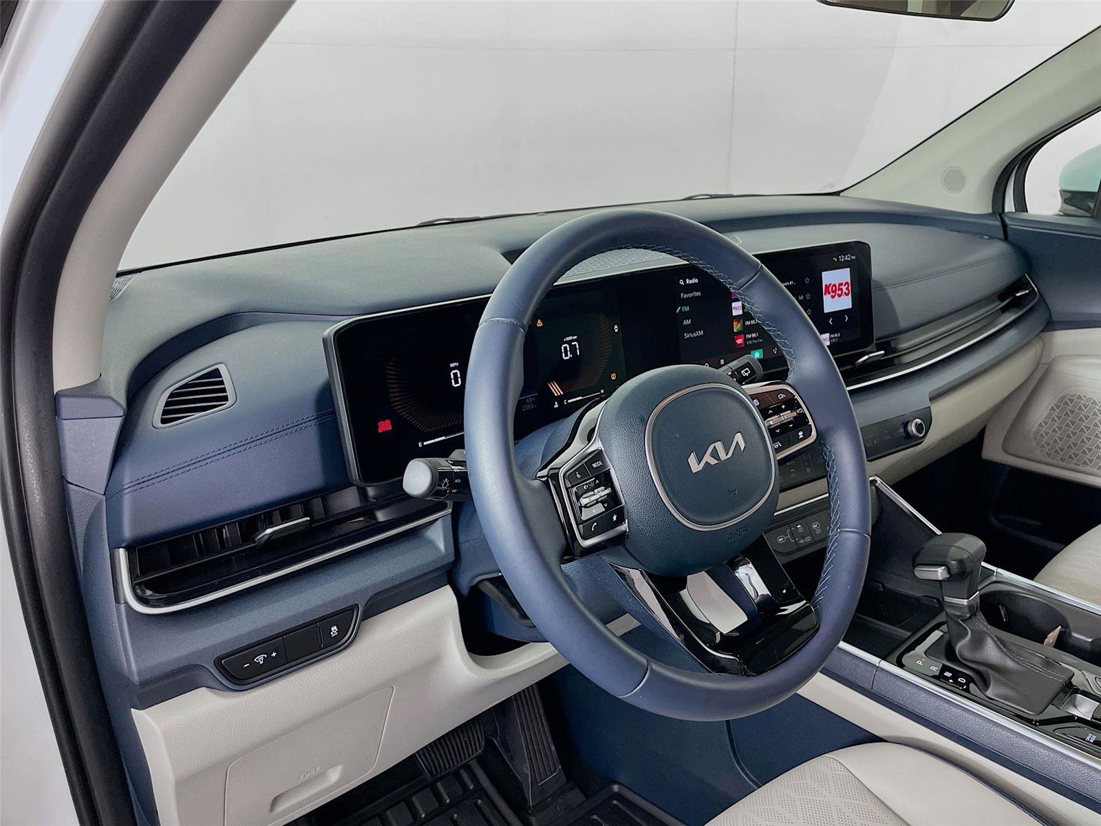 Used 2025 Kia Carnival EX image 12