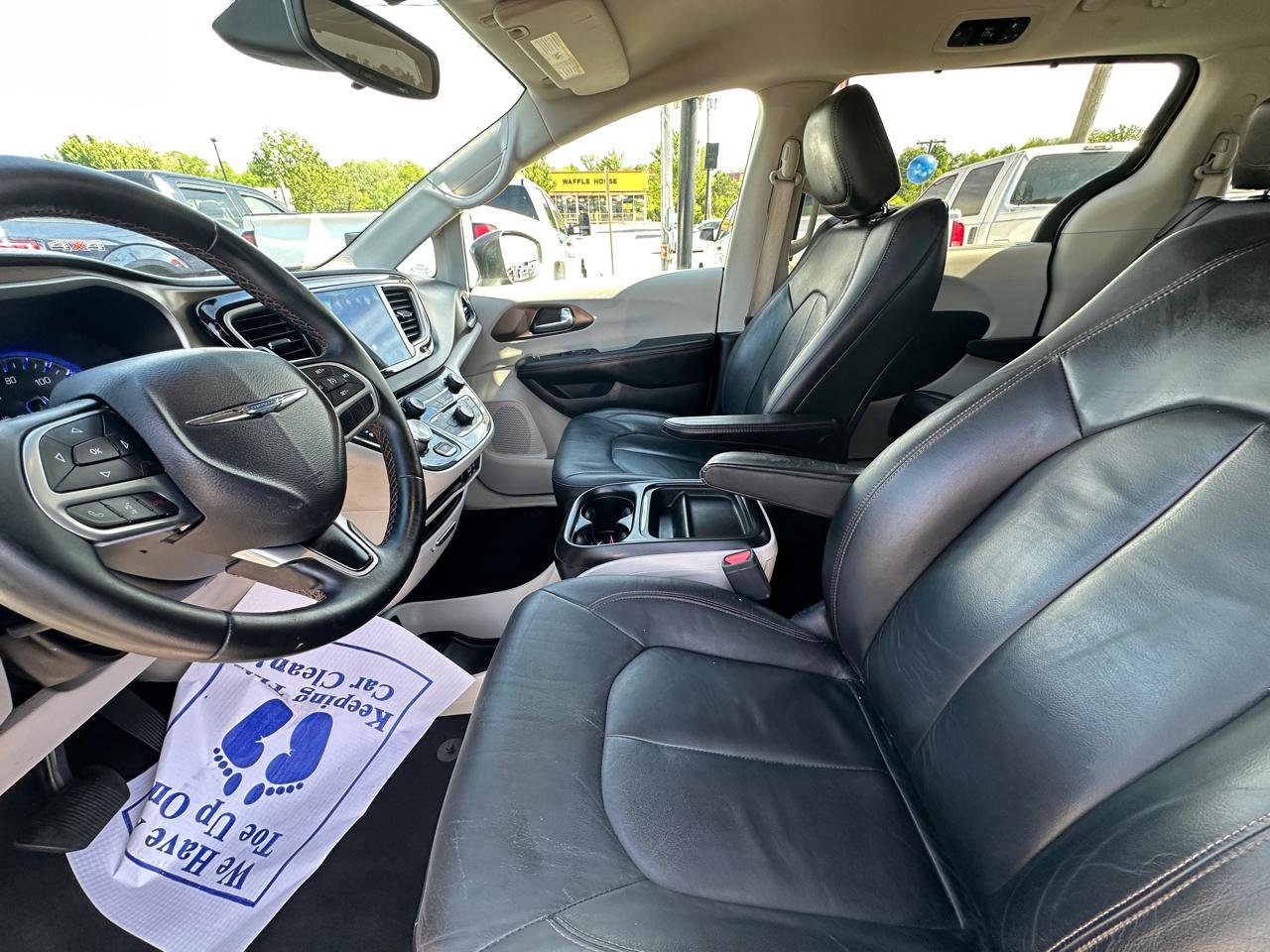 Used 2017 Chrysler Pacifica Touring-L image 12