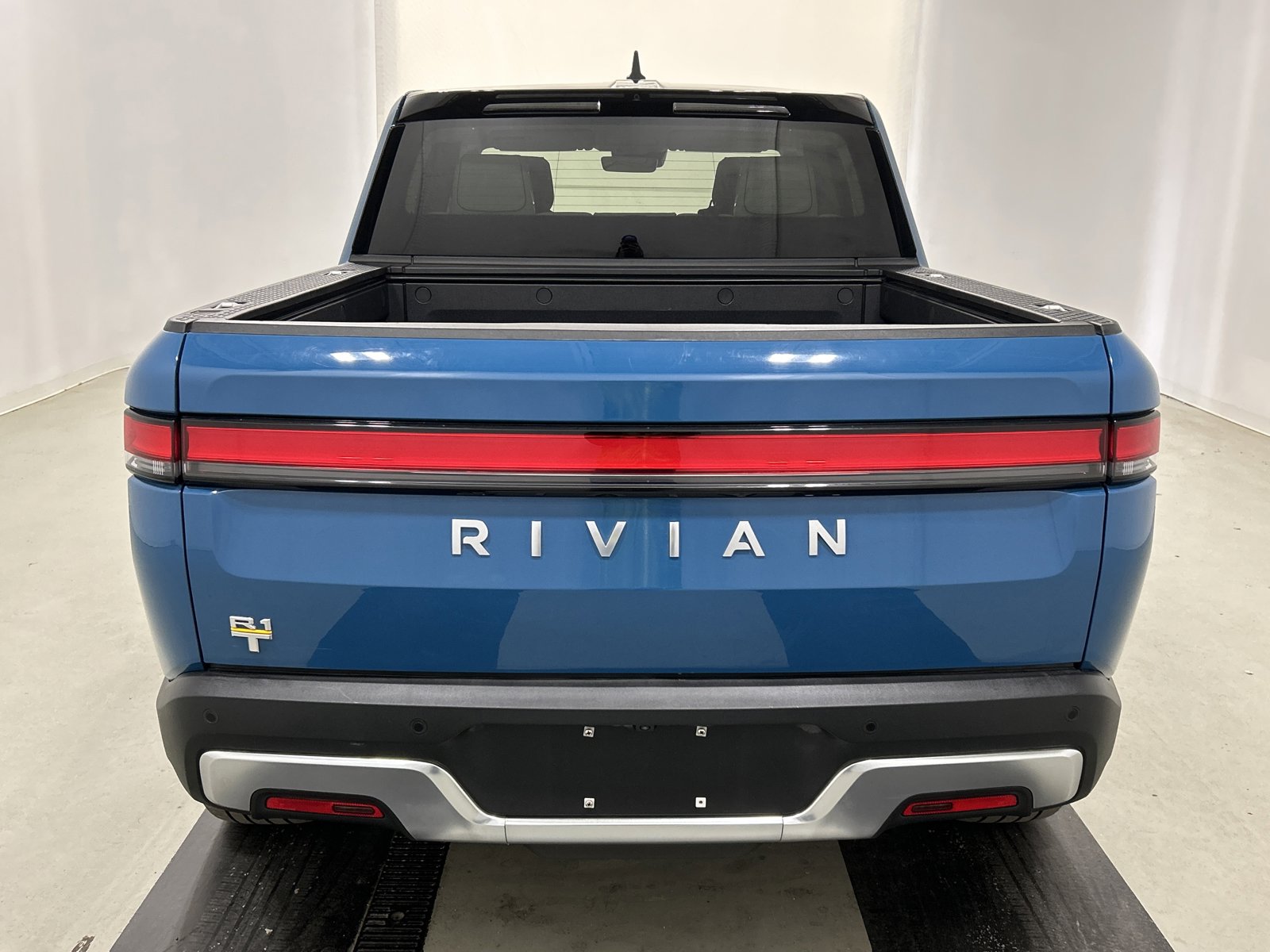 Used 2023 Rivian R1T Adventure image 4