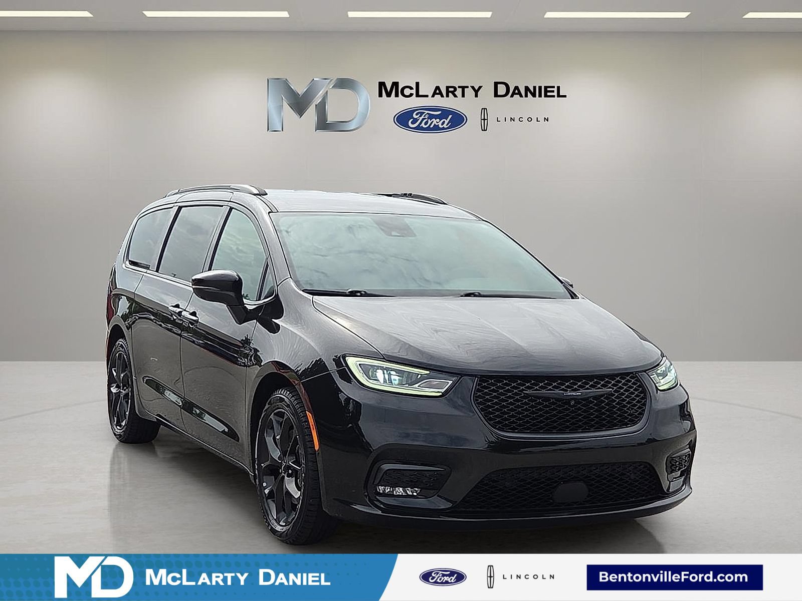 Used 2023 Chrysler Pacifica Touring-L w/ Uconnect Theater Family Group AWD/4WD image 1