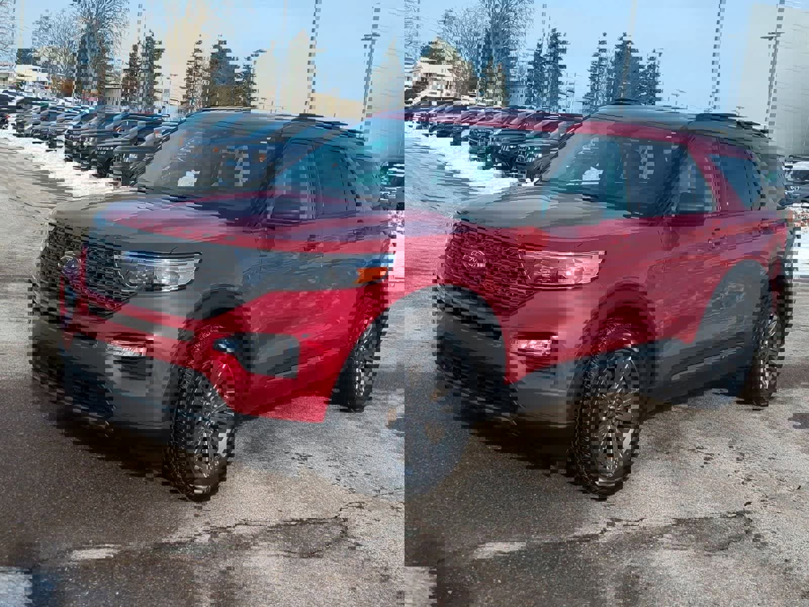 Used 2021 Ford Explorer XLT w/ Equipment Group 202A image 4