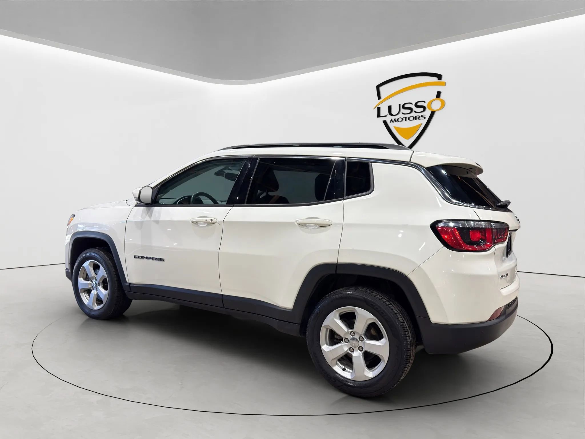 Used 2019 Jeep Compass Latitude image 3