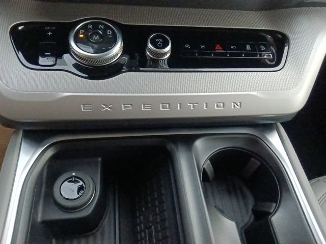 New 2025 Ford Expedition Active image 25