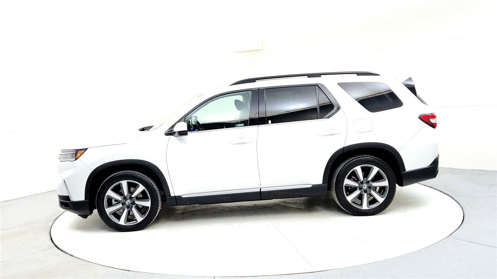 Used 2023 Honda Pilot Touring image 3