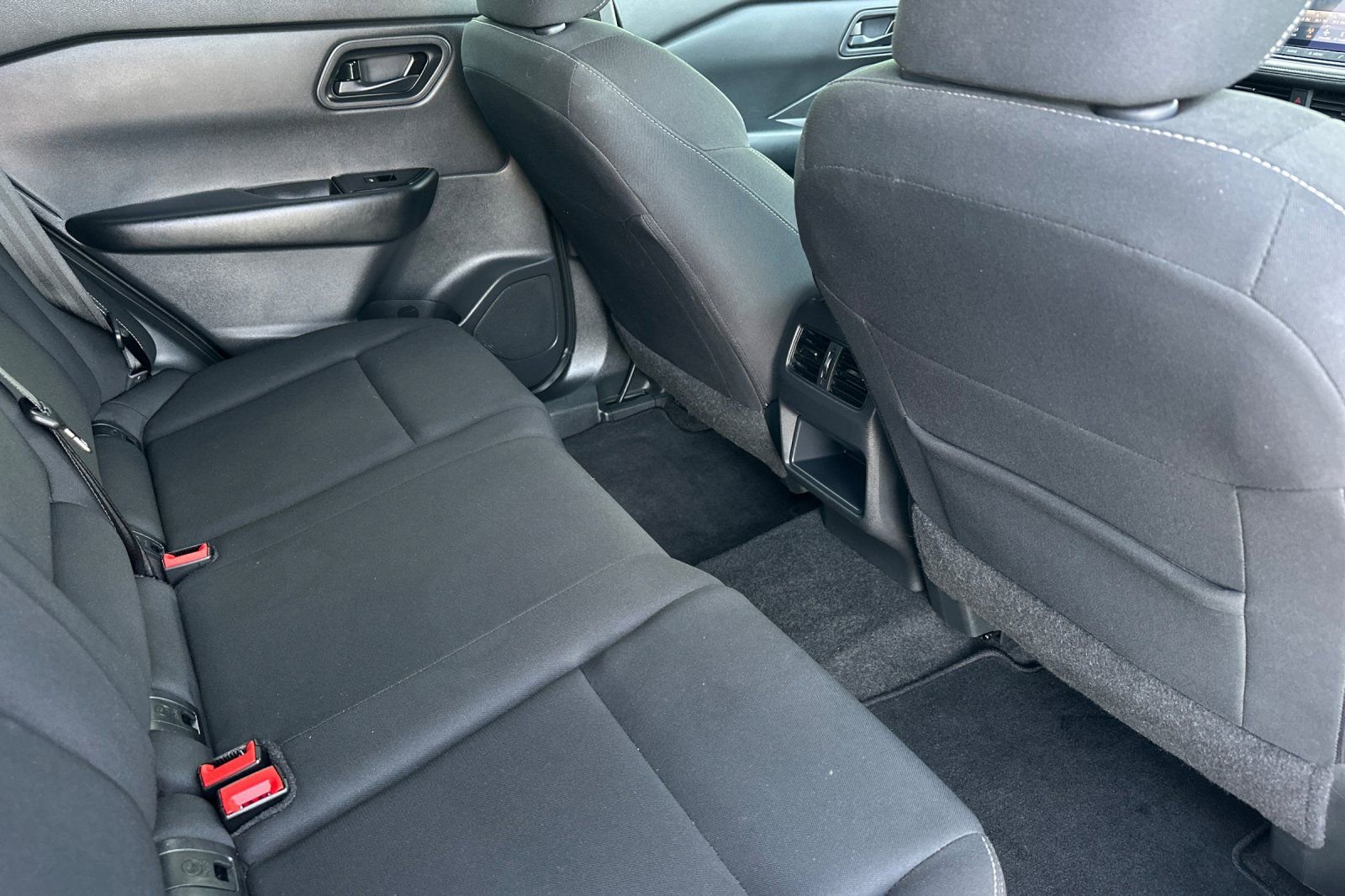 Used 2024 Nissan Rogue S image 17