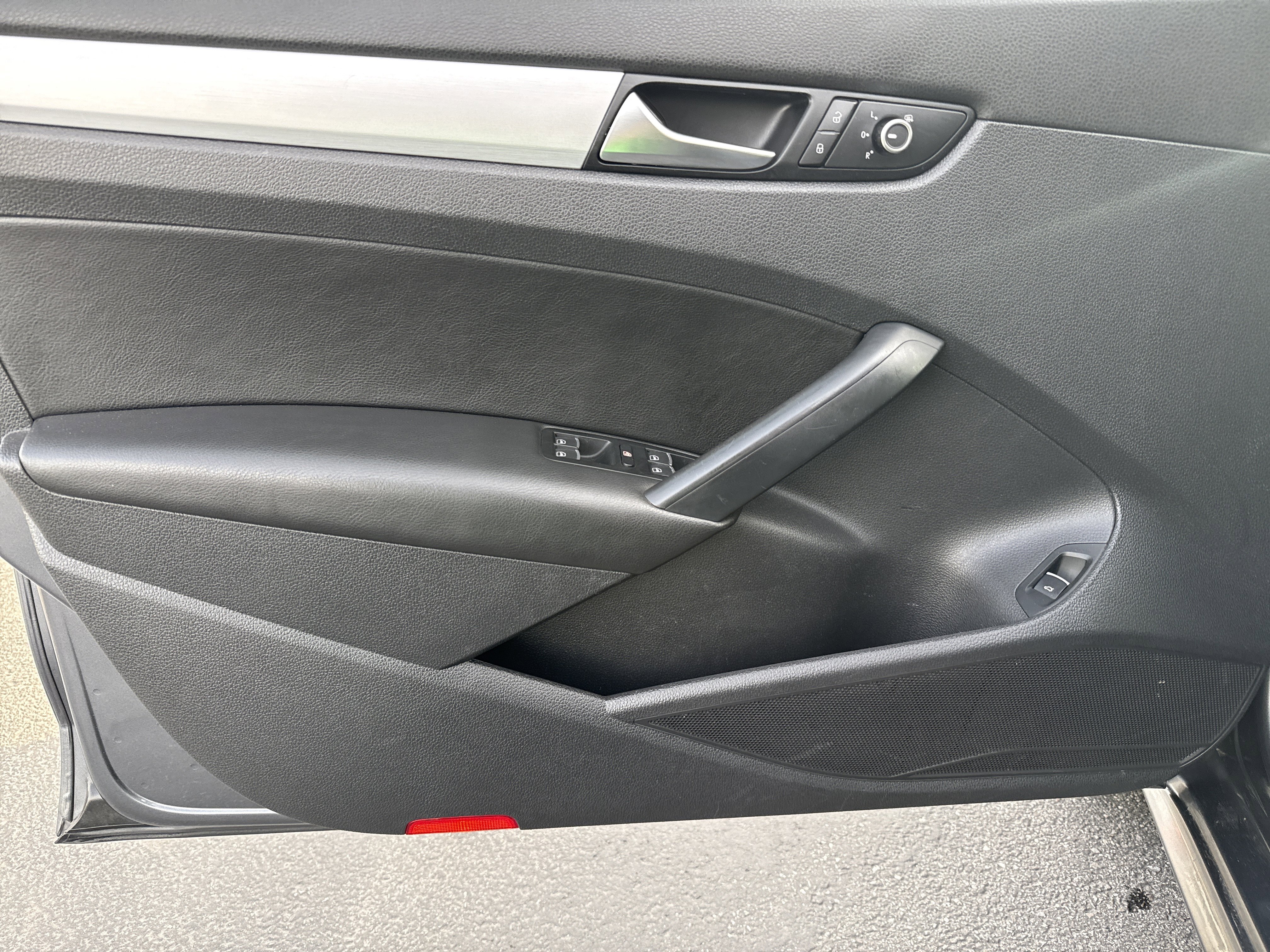 Used 2013 Volkswagen Passat TDI SE image 17