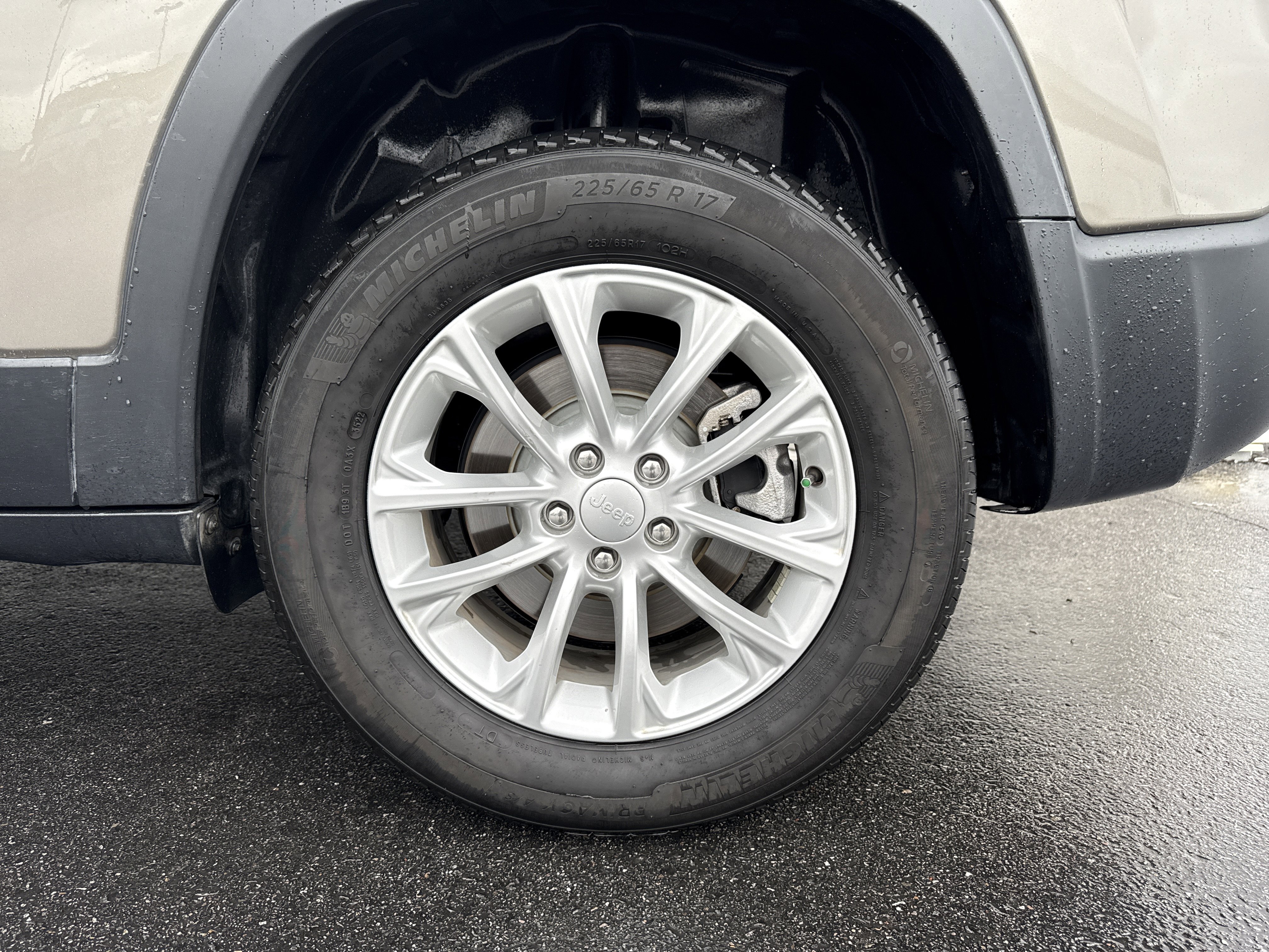 Used 2019 Jeep Cherokee Latitude w/ Popular Appearance Group image 3